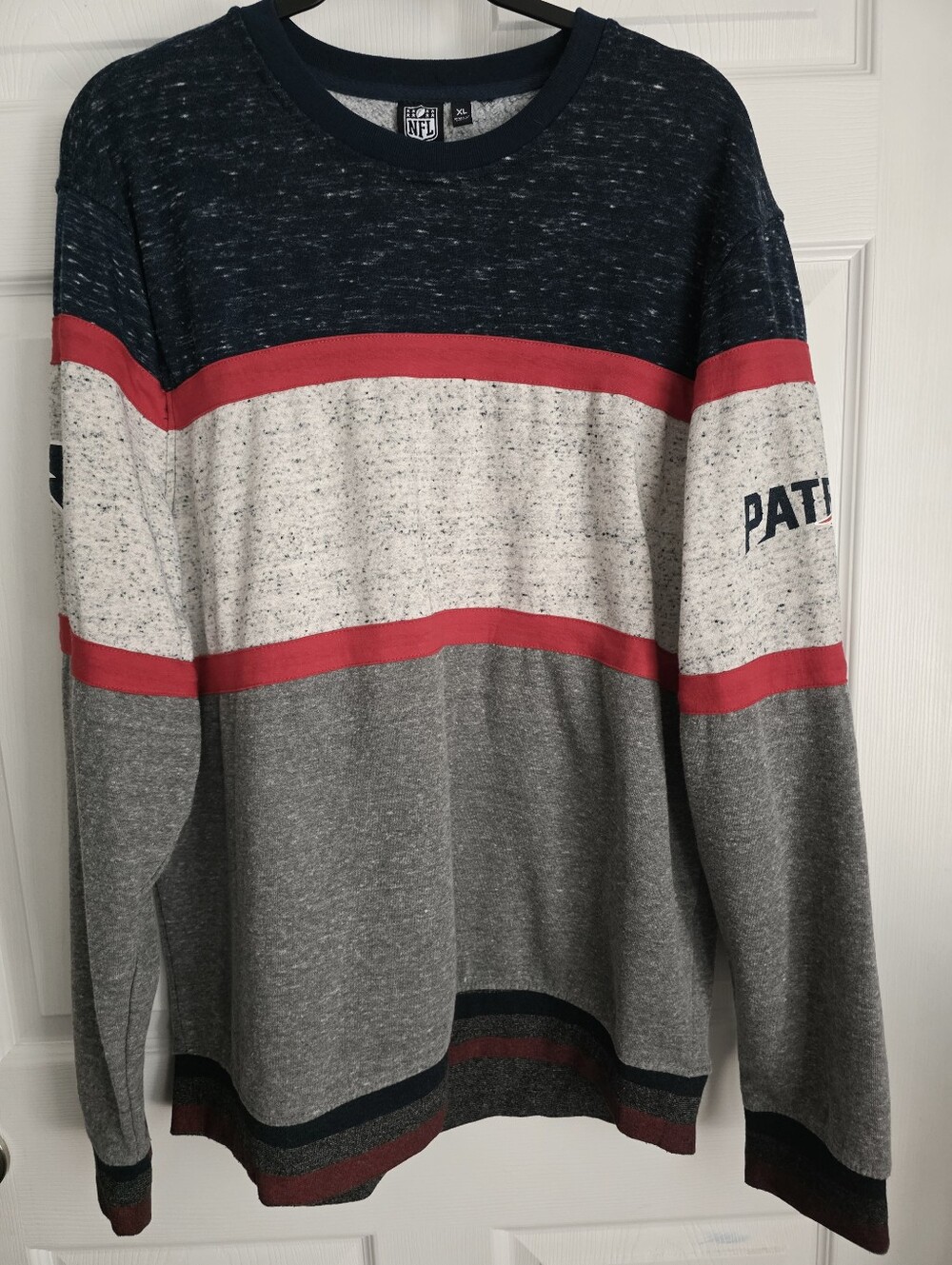 NFL Team Apparel New England Patriots Colorblock Crewneck Sweatshirt XL